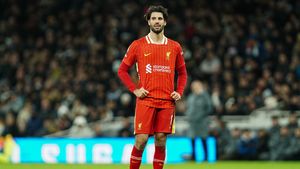 Ungurul Szoboszlai i-a făcut viața amară lui Radu Drăguşin în Tottenham - Liverpool 3-6 şi a fost răsplătit imediat pentru asta