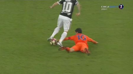Greșeală gravă de arbitraj contra lui Dinamo în meciul cu Botoșani! FOTO | Faza cât se poate de clară pe care arbitrul Horațiu Feșnic a judecat-o în defavoarea "câinilor"