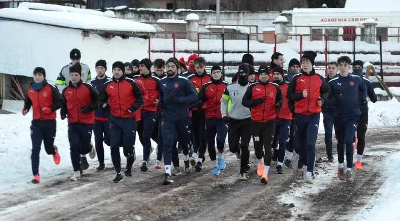 ACSM Reșița s-a reunit în decorul alb din Valea Domanului! Echipa lui Flavius Stoican are două noutăți în lot și s-a despărțit cert de doi jucători
