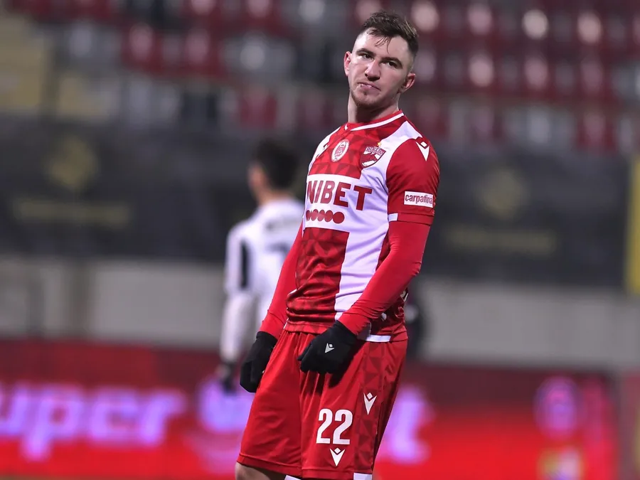 Din lipsă de variante, Sorescu e folosit fundaș dreapta, deși postul său e de aripă ofensivă