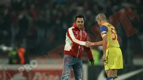 FOTO** Florentin Petre a dat lovitura de începere a derby-ului Dinamo-Steaua