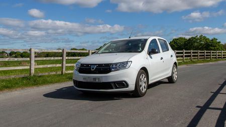 Un tânăr care conducea o Dacia Sandero a fost prins de radar cu 189 km/h, viteză mai mare decât cea maximă din fabrică! Poliția a luat măsuri dure