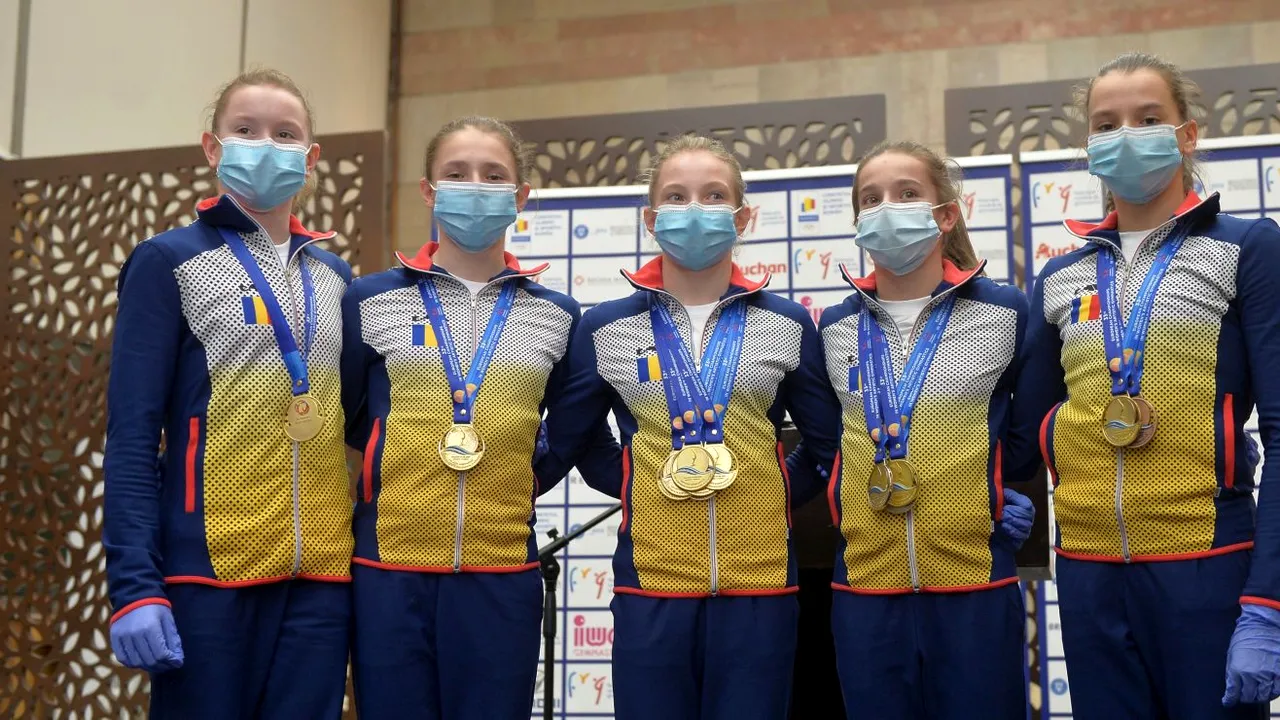 Gimnastele Ana Bărbosu şi Iulia Trestianu, oprite de poliție și felicitate cu flori pentru medaliile de aur cucerite la Campionatele Europene | VIDEO