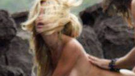 INTERZIS SUB 18 ANI!** Fosta soție a unui actor de filme de acțiune, surprinsă în timp ce făcea sex pe plajă