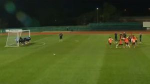 Ce 'vrăji' a mai făcut Maradona?:) VIDEO| 'Pumele' își trag șuturi în fund, la antrenament!