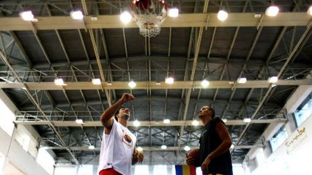 Virgil Stănescu joacă rolul lui Moș Crăciun pentru micii baschetbaliști