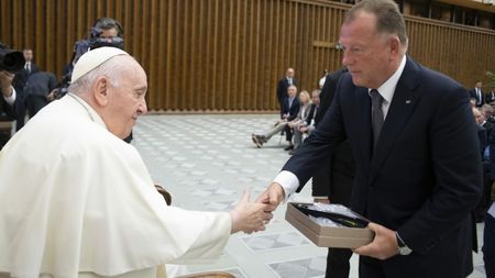 Marius Vizer, președintele Federației Internaționale de Judo, i-a oferit un cadou inedit Papei Francisc! Care a fost mesajul transmis | SPECIAL