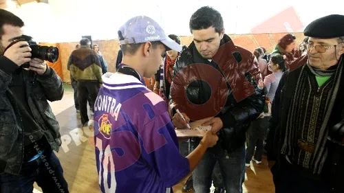 FOTO** Cosmin Contra și jucătorii lui Poli au împărțit cadouri  la o școală din Timișoara