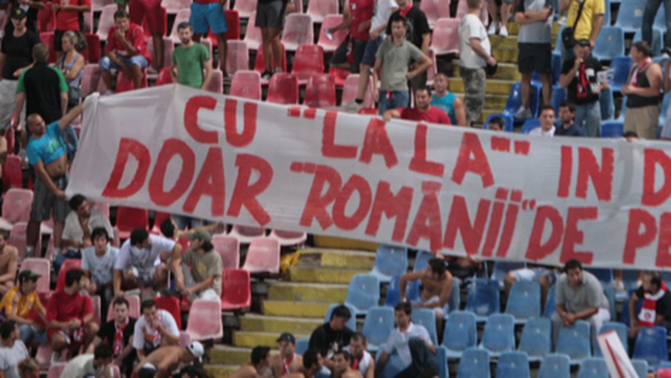 FOTO "Câinii" îi ironizează pe steliști** "Cu 'LaLa' în deplasare, doar românii de peste hotare!"