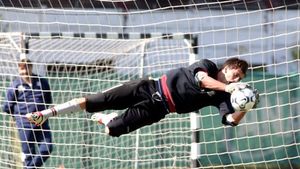 "Rocadă" de senzație!** Rapid i-a găsit "adversar" lui Albuț: ce portar este la un pas să ajungă în Giulești