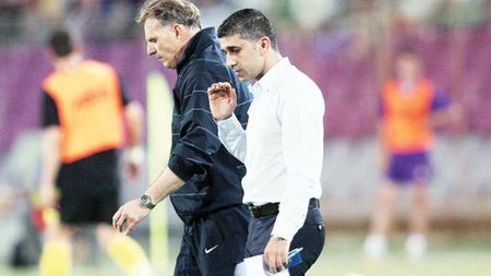 Și Dică a râs de el:** "Am dat mâna cu Mache, dar cu mâna lui stângă!" :)