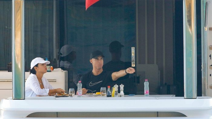 Imagini fabuloase cu Cristiano Ronaldo pe iahtul de 6 milioane de euro! Unde își petrece vacanța starul portughez