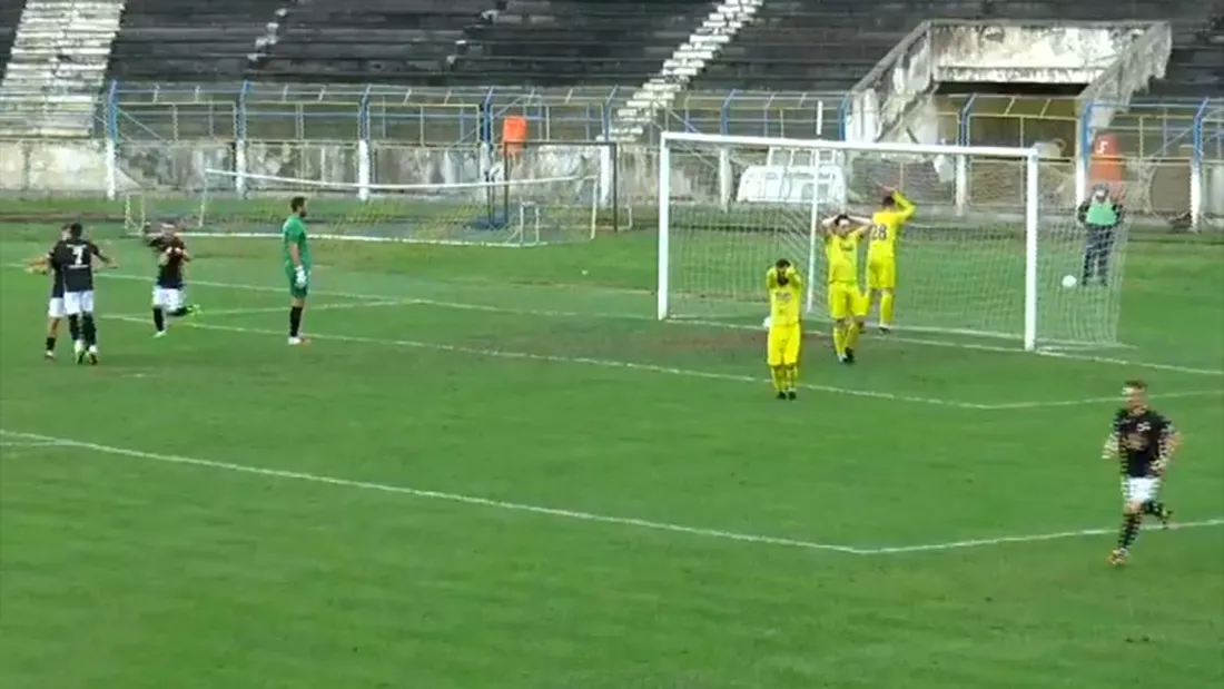 VIDEO | Autogol antologic în Liga 3. Partida dintre CSM Satu Mare și Someșul Dej a fost tranșată de o execuție inexplicabilă a unui fundaș fost la FCSB. Reacții ironice din tribune: ”Anulează, mă, a fost offside, mă!”