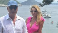 Valentina Pelinel, în costum de baie, stă pe plajă în brațele lui Cristi Borcea: „Evadare”