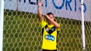 "Băi, sunteți nesimțiți? Am făcut henț în careu!"** Tot mapamondul a văzut faza asta! VIDEO Cum a încercat un fundaș să anuleze o "foarfecă"