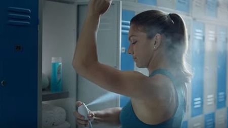 Simona Halep a ajuns subiect de ironii amare după ultima reclamă în care a apărut: „Simo, dă-te și pe gambă cu Rexona!" VIDEO