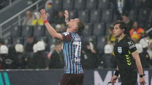 Răsturnare de situație. Două cluburi au bătut palma pentru transferul lui Denis Drăguș, dar el ar putea juca la un al treilea