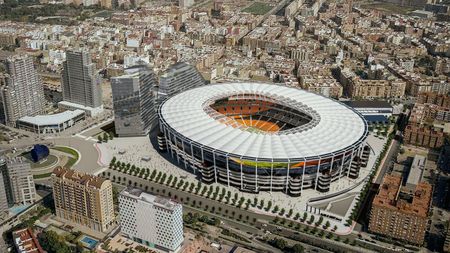 Se reface „Stadionul Fantomă” cu 322.000.000 de euro. Au reînceput lucrările după 16 ani