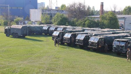 TAB-urile au intrat pe stadionul CFR pentru a ridica spitalul de campanie din Timișoara: ”Terenul principal va fi distrus, nu va mai putea fi remediat niciodată” | GALERIE FOTO