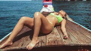 Cea mai sexy blondă din showbiz-ul românesc a prins buchetul la nunta lui Cristi Manea. „Fără să vreau. Sunteți frumoși rău!” | GALERIE FOTO