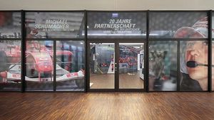 FOTO | Michael Schumacher, omagiat printr-o expoziție lansată în ziua în care s-au împlinit 20 de ani de la prima ieșire pe pistă a germanului, într-un monopost Ferrari