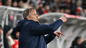 Emil Săndoi, cu lupa pe noile achiziții. Tehnicianul lui Poli Iași a luat decizia în privința lui Doru Popadiuc și a remarcat evoluția atacantului venit de la Slobozia. EXCLUSIV