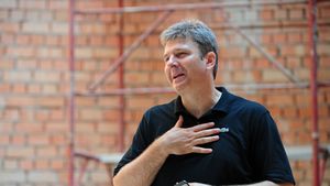 L-a trădat Florentin Pandele pe patronul FCSB? „Domnul Gigi Becali, nașul nostru, ce pot să spun? Mă bucură că îl apreciază pe antrenorul de la FC Voluntari”. De ce a ales Ciobotariu să refuze oferta roș-albaștrilor