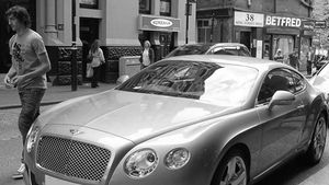 Dovadă de loialitate!** Are 20 de ani și este coleg cu un român! Ce super mașină și-a cumpărat