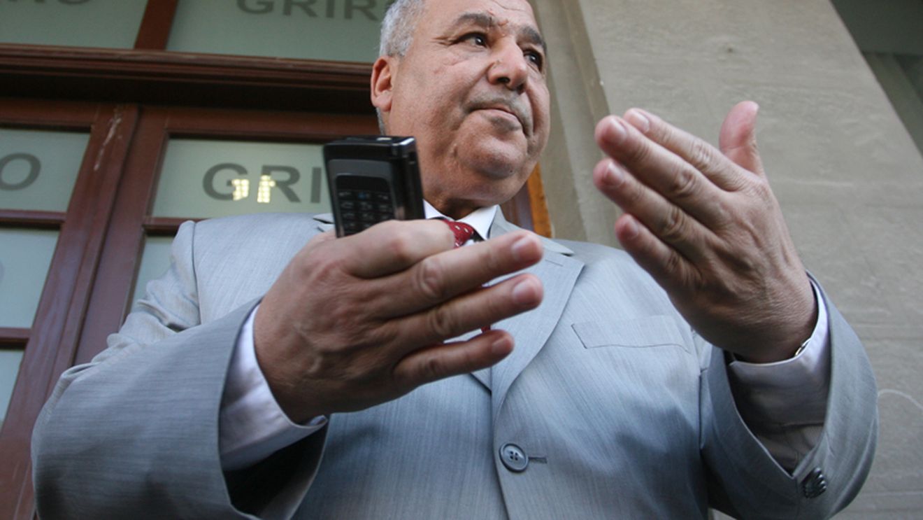 "Vreau să semnez actele, dar Copos îmi dă bancuri prin sms"