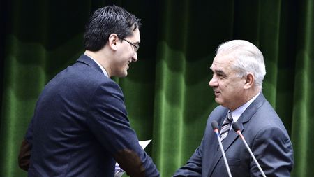 Ce face Burleanu când nu face PR, de ce e împins Iordănescu la înaintare și cum răspunde un rinocer de partid la întrebarea: "Dați banii înapoi, să fie investiți la copii și juniori?"
