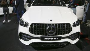 Adrian Mutu își dă salariul lunar de la CFR Cluj pentru întreținerea bolidului de 120.000 de euro! Cât îl costă pe „Briliant” să aibă grijă de noul bolid