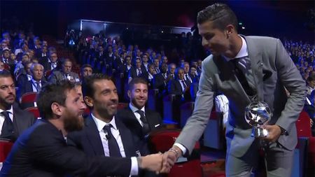 Moment superb la tragerea la sorți a grupelor Ligii! Ronaldo, arătând către Buffon: "Cel mai important gol din Champions League l-am marcat împotriva bătrânului de lângă mine!" :) FOTO: Cum a reacționat portarul lui Juventus