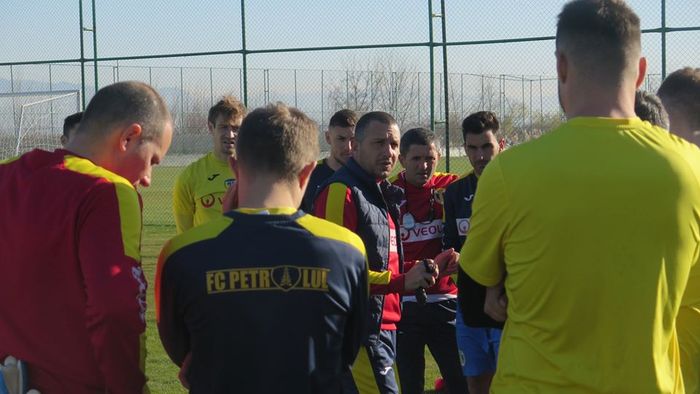 Costel Enache încearcă să fie pozitiv în privinţa reluării campionatului Ligii 2: ”Luna mai o văd plină de fotbal.” Cum se descurcă petroliştii şi ce spune antrenorul despre incertitudinea în care ne aflăm | INTERVIU