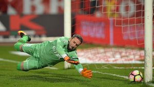 Ciudatele întâmplări ale Ligii 1. Duckadam a "mirosit" greșeala lui Marc! Oficialul FCSB-ului a sugerat că fostul dinamovist nu-și apără corect șansele, iar portarul a gafat decisiv. Balint: "Insinuezi că la primul șut al lui Dinamo va fi gol?"