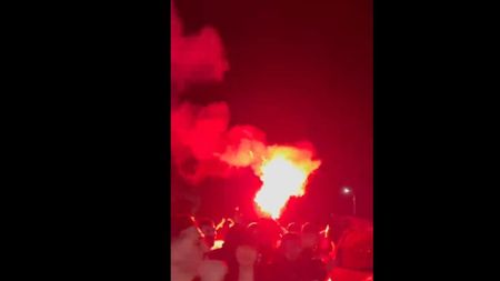 Ultraşii FCSB au „incendiat” baza de la Berceni cu torțe, iar fotbaliştii lui Gigi Becali au rămas uluiți când i-au văzut! Imagini spectaculoase cu petrecerea dezlănțuită. VIDEO