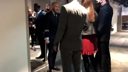 Conor McGregor, în cârje după ce Dustin Poirier l-a făcut KO: „N-am mai trecut prin așa ceva” | VIDEO