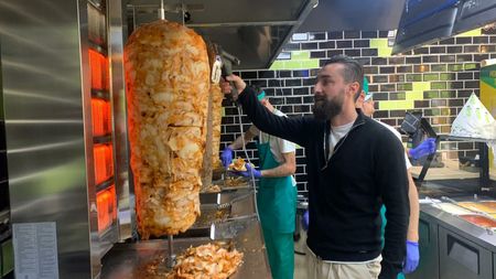 Îl recunoști? Fostul jucător al lui Dinamo și-a deschis două shaormerii în București | FOTO & VIDEO