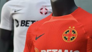 Sfidare maximă la Universitatea Craiova! Un jucător a venit îmbrăcat cu tricoul FCSB-ului în cantonamentul echipei. Cum a reacționat clubul