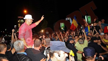 Ne-a scos în stradă!** Bute, aclamat în Piața Universității! FOTO