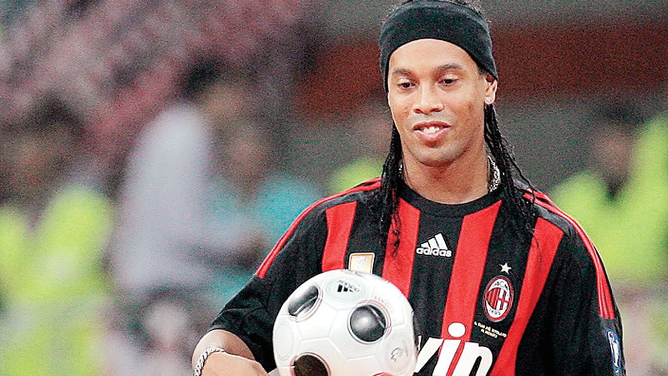 Ronaldinho a semnat cu Milan
