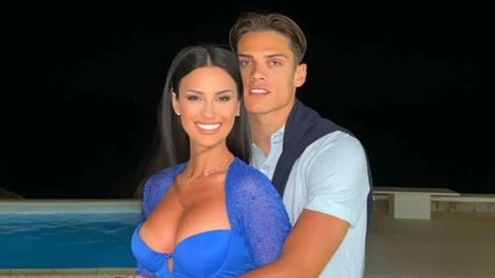 Fotomodelul de 33 de ani se iubește în secret cu jucătorul mai tânăr cu 11 ani decât ea! E cuplul momentului în fotbal. GALERIE FOTO