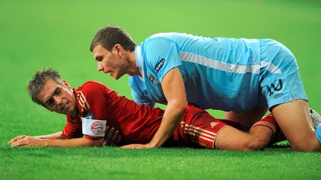 VIDEO Faza serii în Liga Campionilor: Philipp Lahm, "faultat" din spate de Edin Dzeko :)