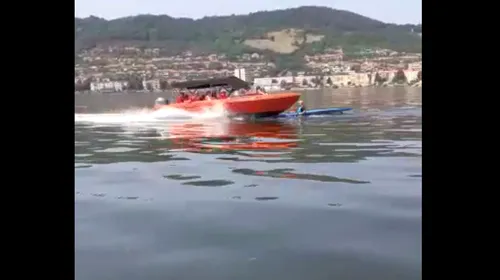 La un pas de tragedie! VIDEO ȘOCANT! O șalupă lovește în plin o barcă în care se aflau 4 kaiaciști, aflați la antrenament pe Dunăre. „E un miracol că sunt în viață”