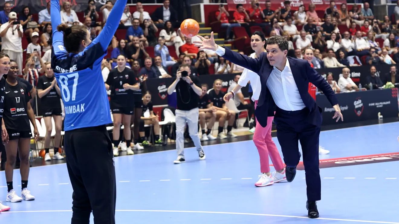 Atac devastator la președintele României pe Legea 40% sportivi români în teren. „Nicușor, te răzbuni pe tot sportul românesc doar pentru că te-ai făcut de râs cu mingea de handbal?”