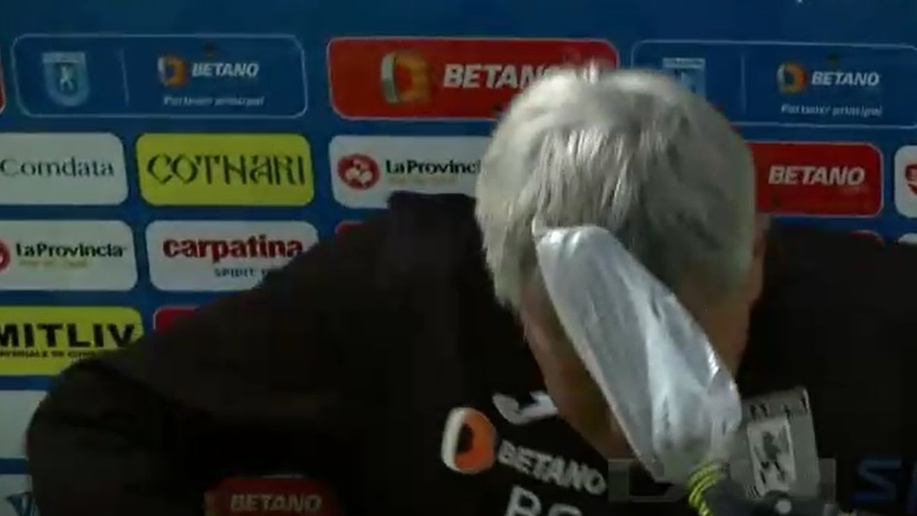 Cristiano Bergodi, „accident” dureros la conferința de presă! Antrenorul italian a fost lovit în cap de un panou publicitar | VIDEO