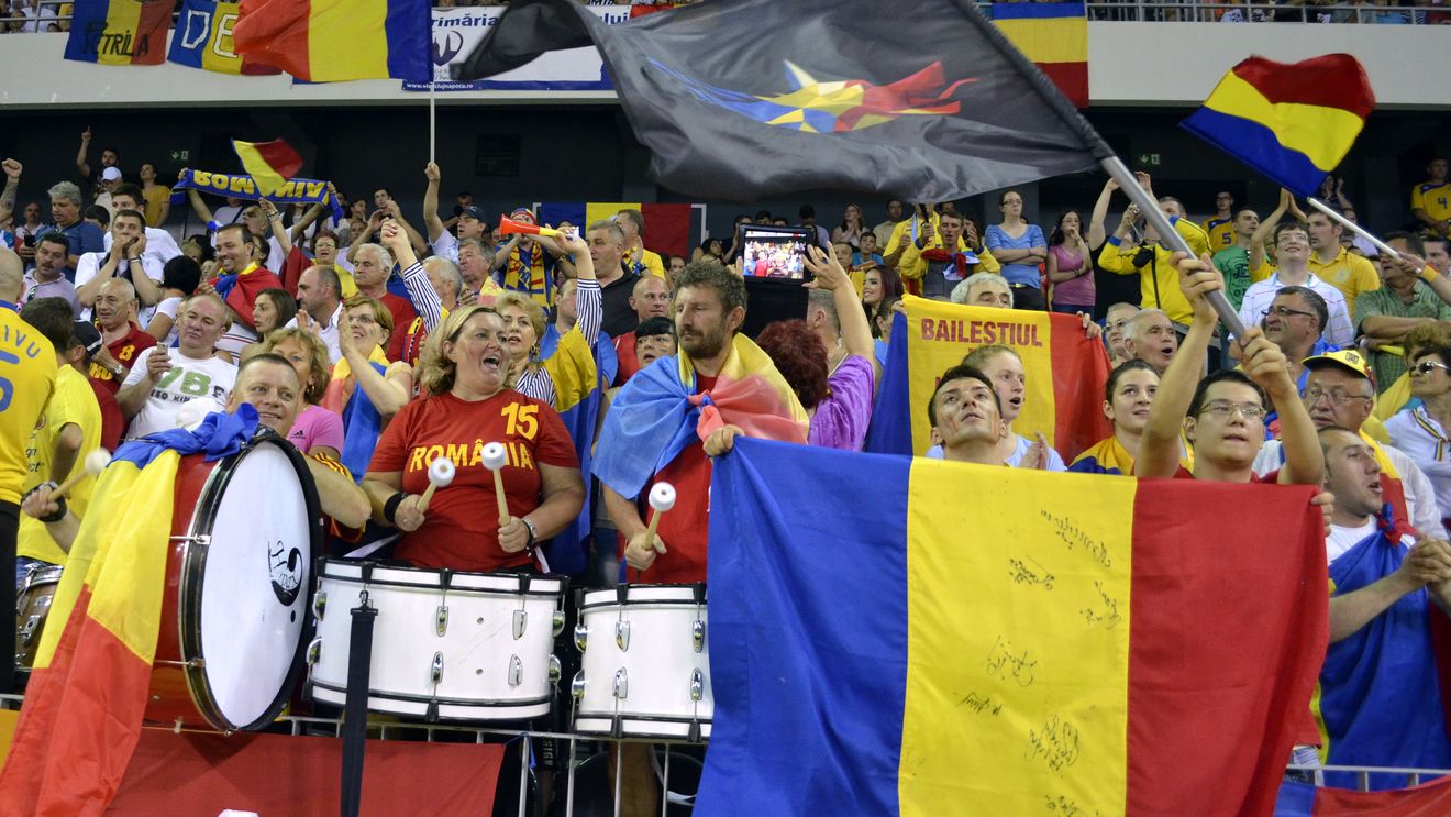 POVESTE | Suporterul numărul 1 al naționalei de handbal feminin a coborât din tribună! "Doamna cu toba" de la meciurile României a pus la cale un eveniment inedit pentru copiii din comuna Vețel. Marele ei vis în materie de handbal