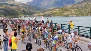 Capcane în Alpi! Thomas Voeckler a "aterizat" în curtea unei case :)