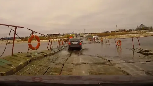 VIDEO A vrut să traverseze un pod cu mașina! Ceea ce a urmat i-a lăsat fără replică pe ceilalți șoferi