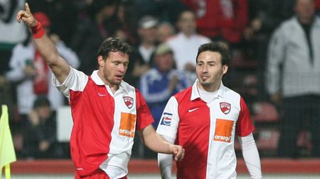 "Câinii" și-au primit banii!** După duș, la casierie!