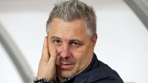 Șumudică a făcut din nou spectacol la conferința de presă: "M-aș duce și eu cu Budescu în China. Mai mănânci o pisică, un câine..." Antrenorul Astrei a atacat din nou Steaua